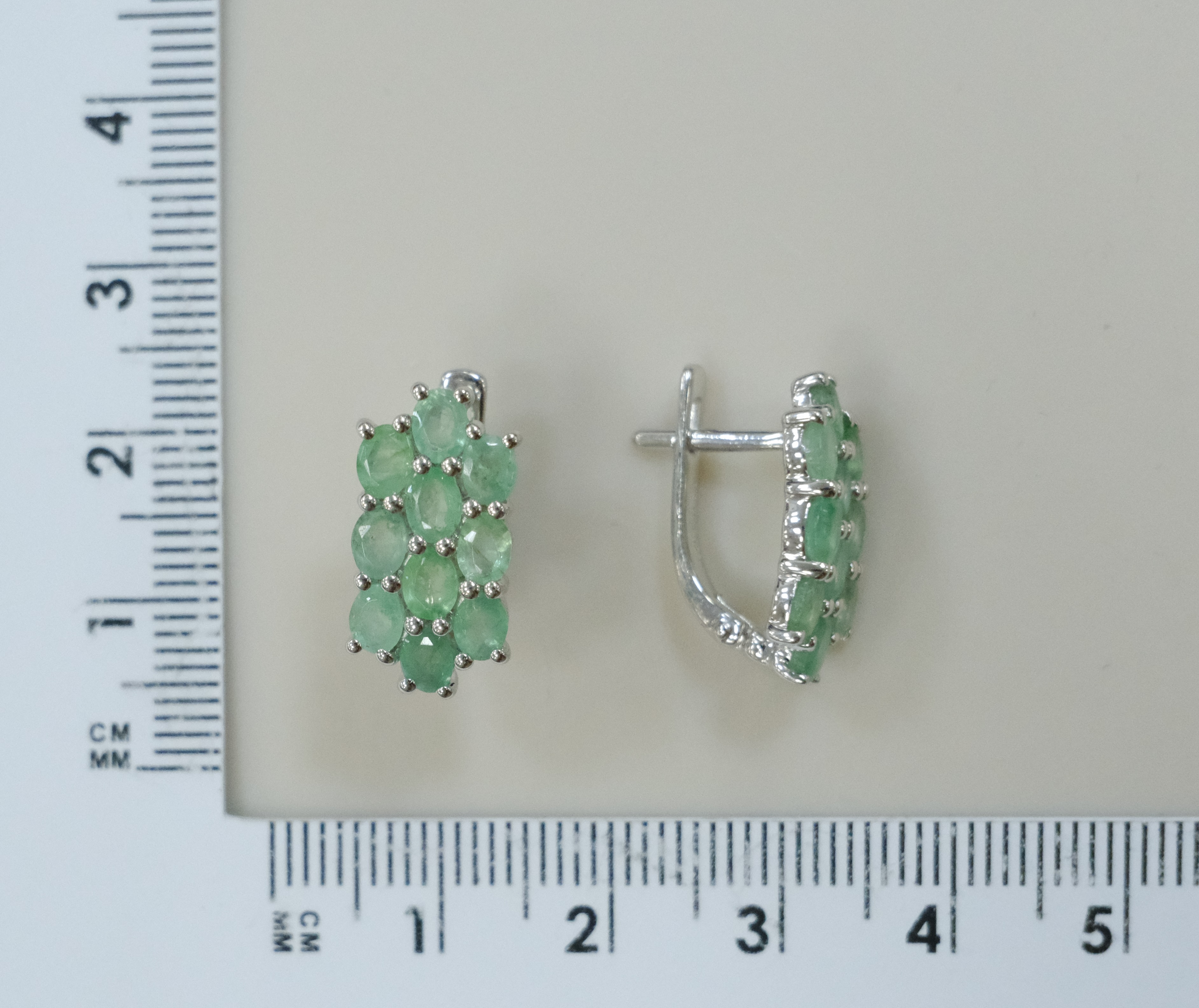 Серебряные серьги с изумрудами